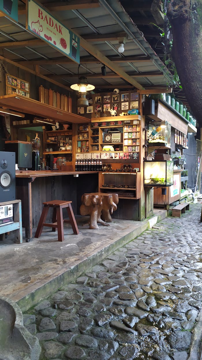 tentang-kami-02 Menjelajahi pesona klasik dari sebuah bar kafe yang nyaman di Jawa Barat, Indonesia dengan estetika retro.