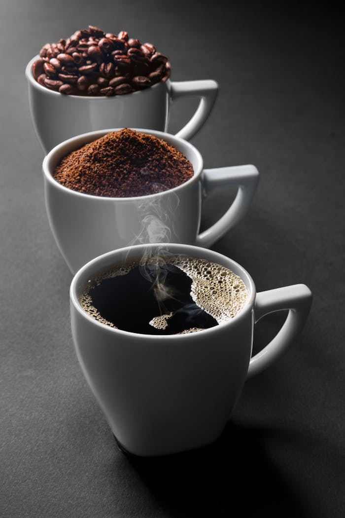 Services Perjalanan kopi dari biji hingga seduhan segar dalam tiga cangkir, menyoroti tahapan persiapannya.